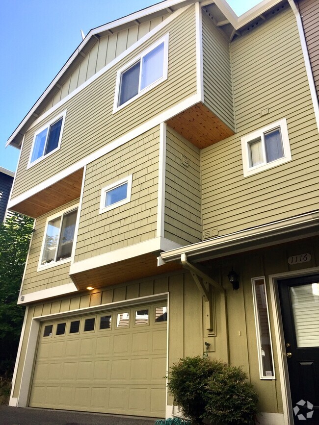 Building Photo - Spacious Leschi Ridge Townhome w/ 2 Car Ga...