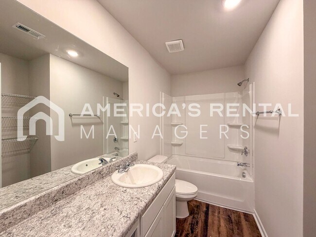 Building Photo - Bright and Spacious Lincoln Townhome for R...