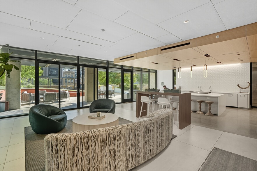 Building Photo - 150 N Desplaines St