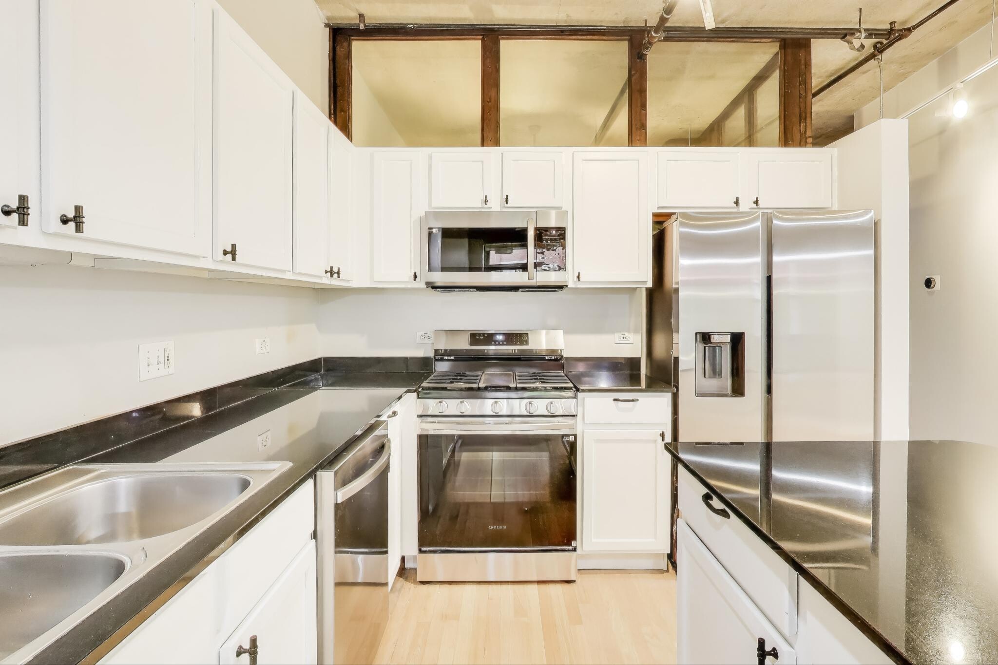 Building Photo - 933 W Van Buren St