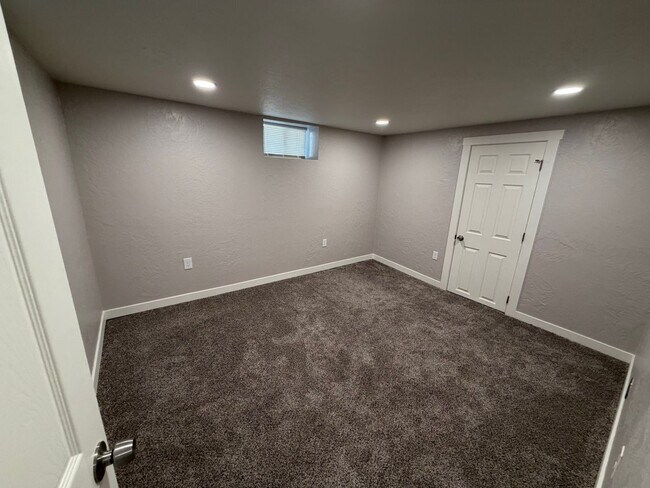 Building Photo - 921 4th Ave N