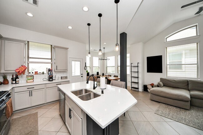 Building Photo - 4942 Carranza Ct