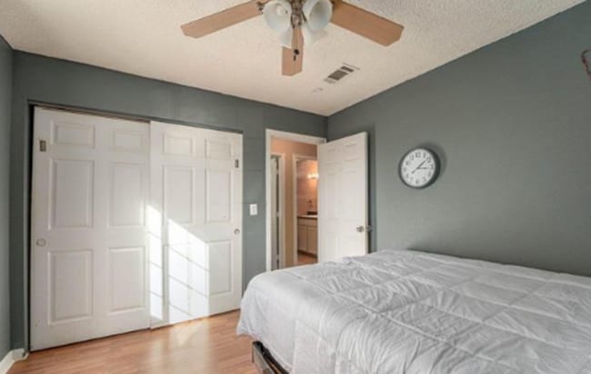 Building Photo - Up-Dated 3 Bedroom 1.5 Baths Centrally Loc...
