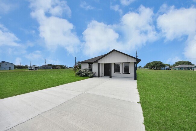 Building Photo - 688 Swallow Dr