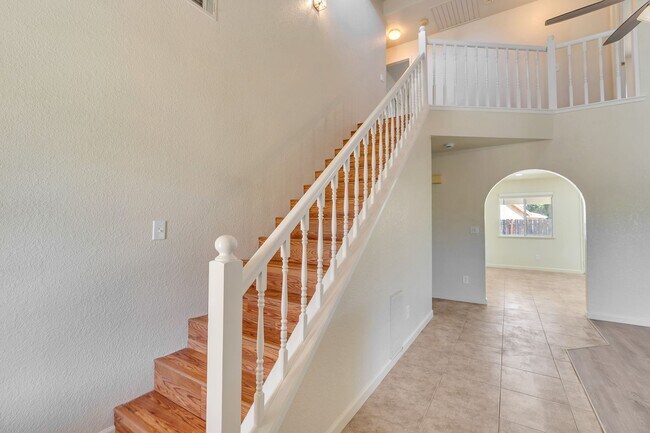 Building Photo - BEAUTIFUL 4 BEDROOM HOME WITH SWIMMING POOL!