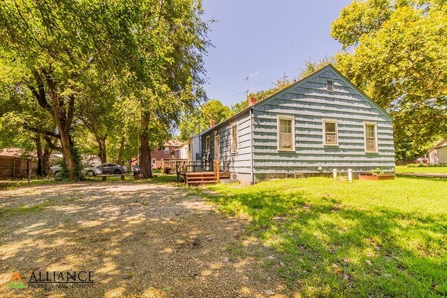 Building Photo - 901 Ratone St