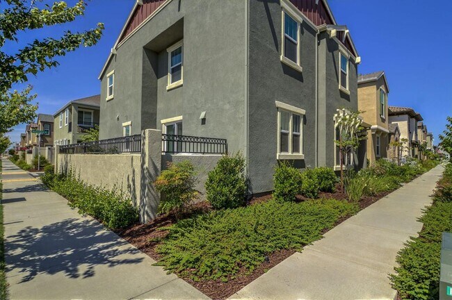 Building Photo - Spacious 4 Bedroom, 3 Bath Home with Bonus Room, 2 Car Garage in Westpark Village!