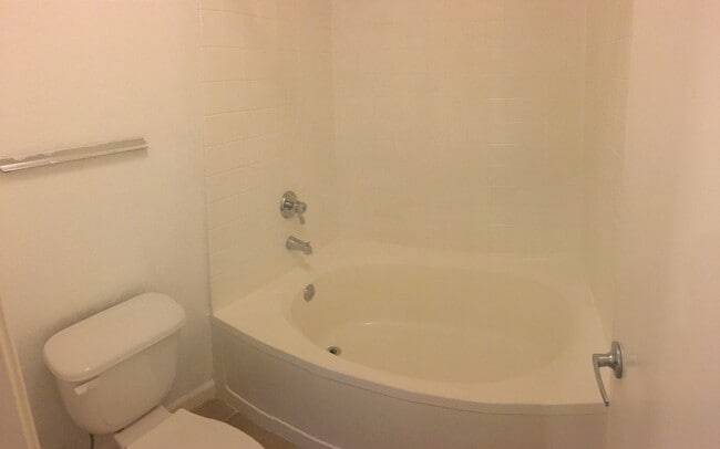 Building Photo - 2 Bedroom / 2 Bathroom Corona Ranch Condo in Triana