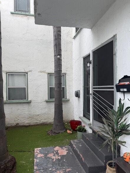 Building Photo - 808 2/5-805 N Poinsettia Pl