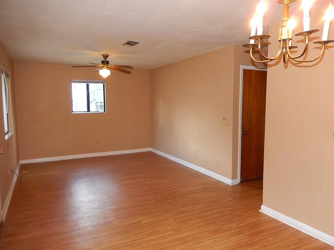 Building Photo - 303 S Lipona Rd