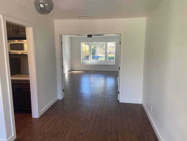 Building Photo - Beautiful, Updated 3 Bed/2 Bath in Highly Desired San Carlos!