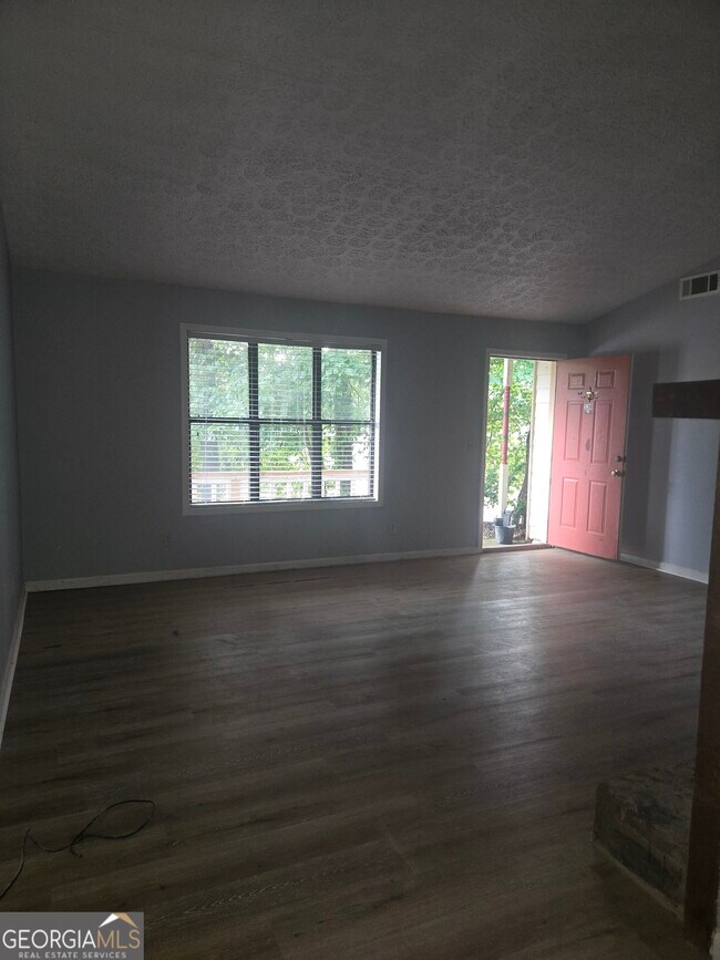 Building Photo - 139 River Oaks Dr