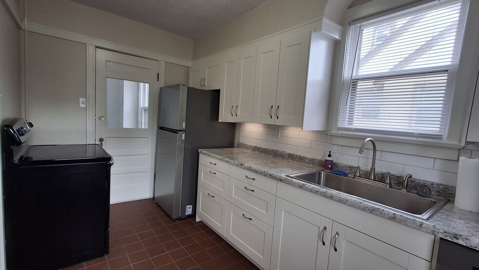 Building Photo - 417 E Meyer Blvd