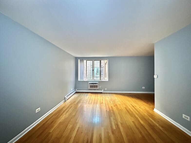 Building Photo - 5820 N Sheridan Rd