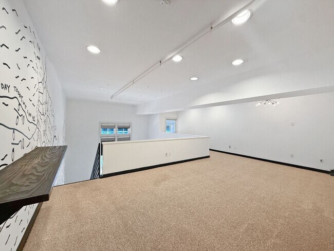Building Photo - Stunning 1B/2BA Loft w/ Original Mural by ...