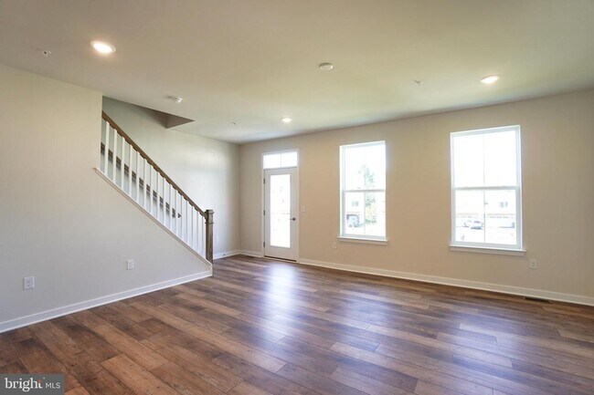 Building Photo - 4823 Lincoln Aly