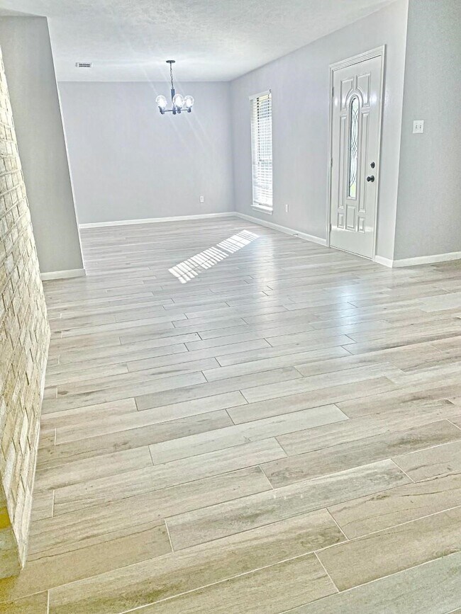 Building Photo - 2338 Brookdale Dr