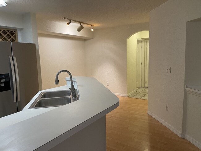 Building Photo - Beautiful 1st floor, 3 bedroom/2 bath cond...