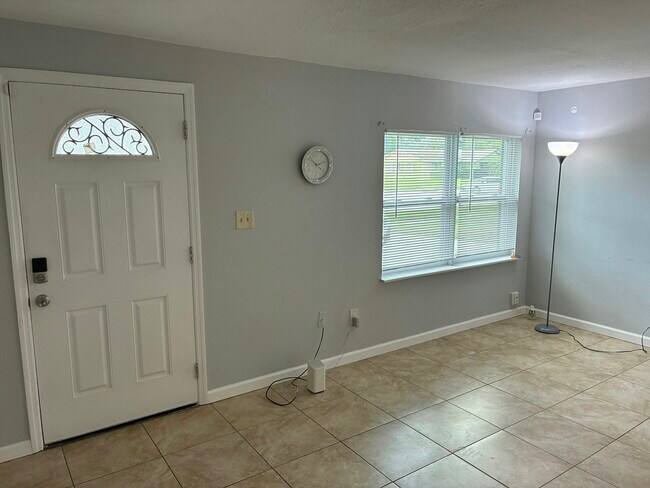 Building Photo - 202 Essex Dr
