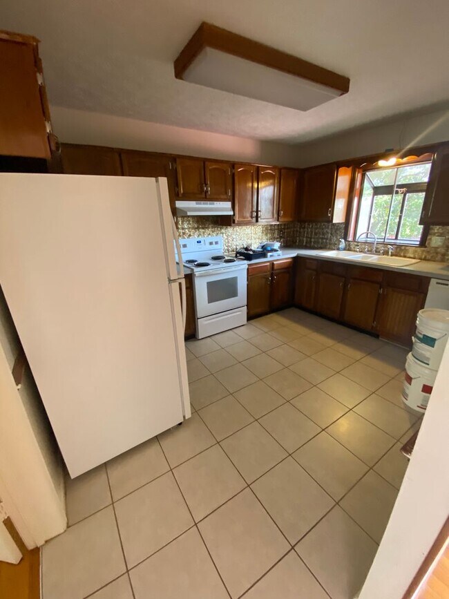 Building Photo - Spacious townhome by Peaks View Park