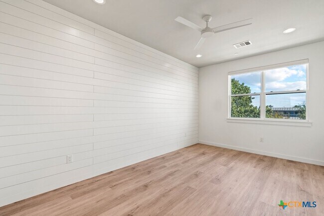 Building Photo - 1208 N Academy Ave