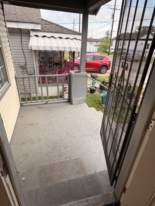 Building Photo - Large 2/3BD AND 2 FULL BATHS