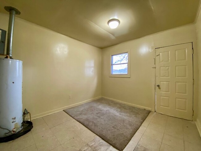 Building Photo - Rent to Own! 3 Bedroom 1 Bath Home Availab...