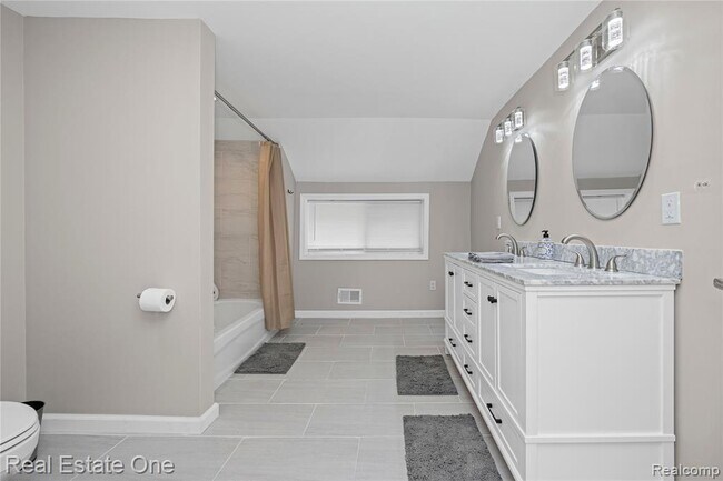 Building Photo - 3420 Fairmont Rd