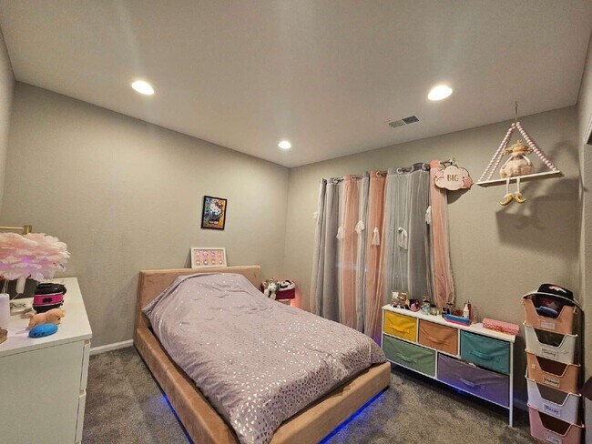 Building Photo - 5186 Ditmars Ln