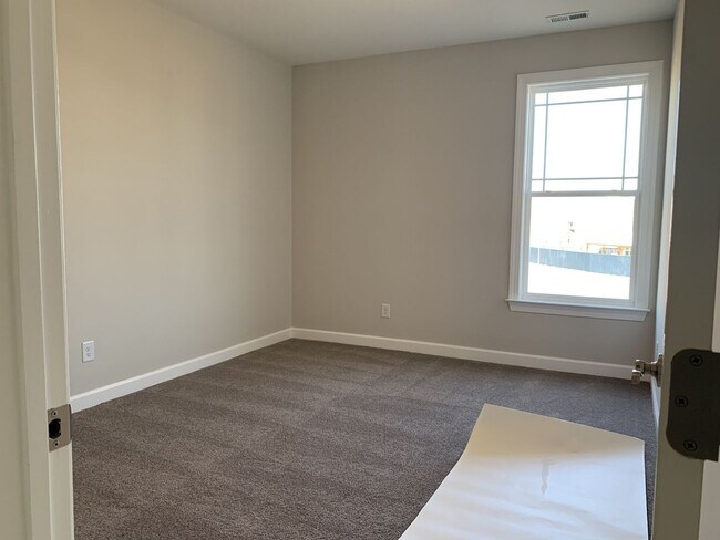 Building Photo - 4 Bed, 3 Bath Home w/ 2 Car Garage and Fen...