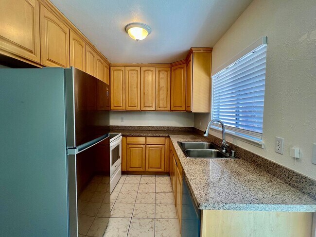 Building Photo - Duplex available in Little Saigon!