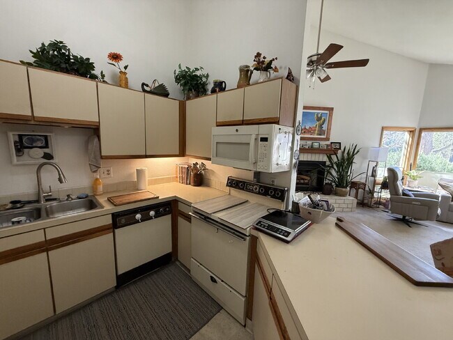Building Photo - "Spacious 2-Bed, 2-Bath Retreat in Boulder – 1050 Sq Ft of open layout"