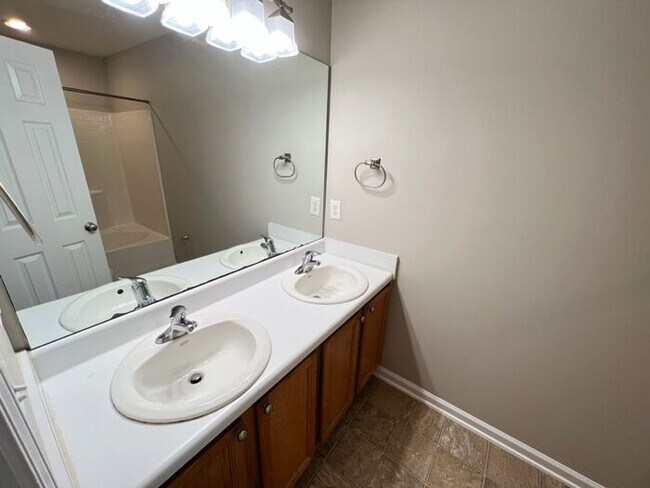 Building Photo - Fantastic 2 Bedroom Durham Townhouse