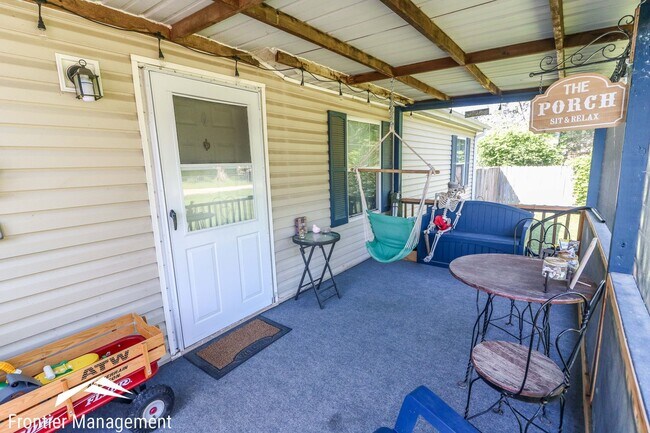Building Photo - Awesome 3 bedroom 2 bathroom home located in OGDEN KS!