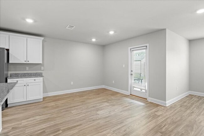 Building Photo - 18401 Elkwood Dr