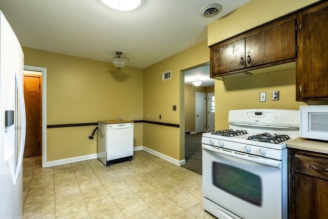 Building Photo - Come home to the serenity of Mequon-Thiensville