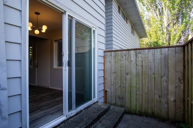Building Photo - 1026 SE 29th Ave