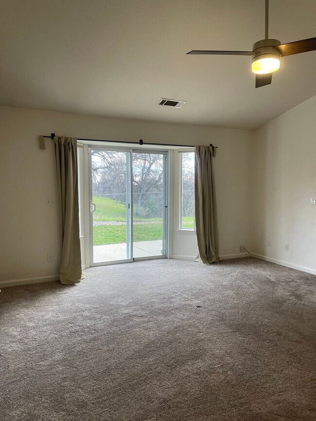 Building Photo - 3 BED 2 BATH HOUSE WITH FENCED BACKYARD IN THE COUNTRY HEIGHTS SUBDIVISION