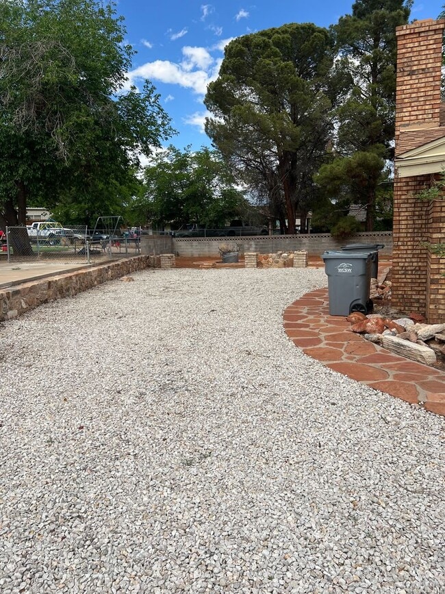 Building Photo - Great 3 bedroom 2 bathroom,  home with a h...