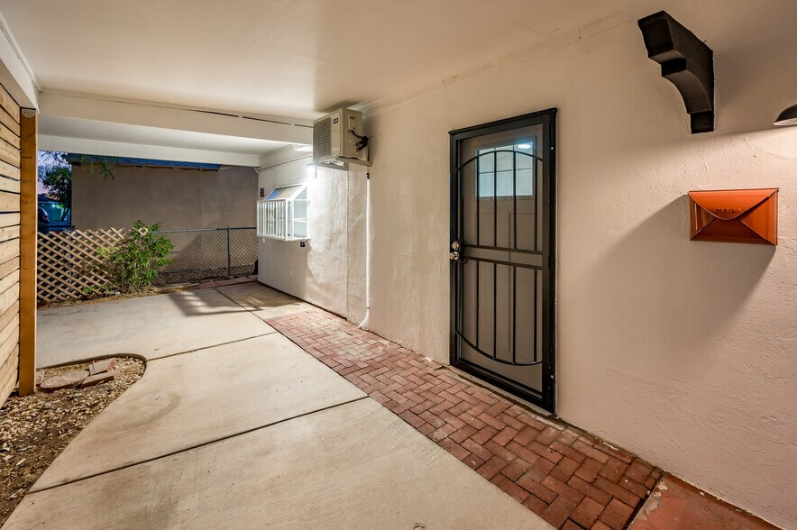 Entry - 1416 W Clarendon Ave