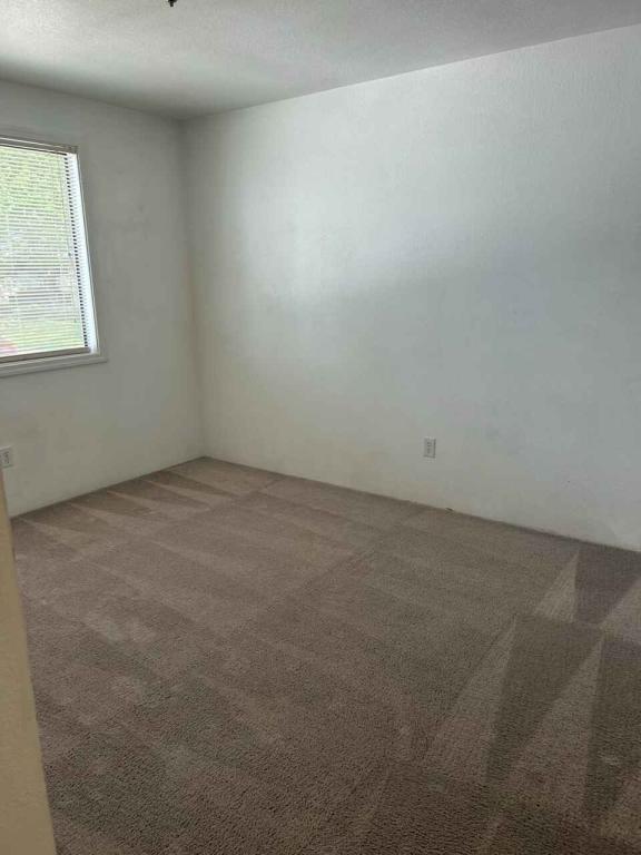 Building Photo - 2215 Poplar Dr