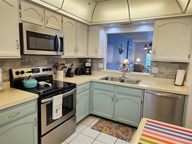 Building Photo - 340 3 Lakes Ln