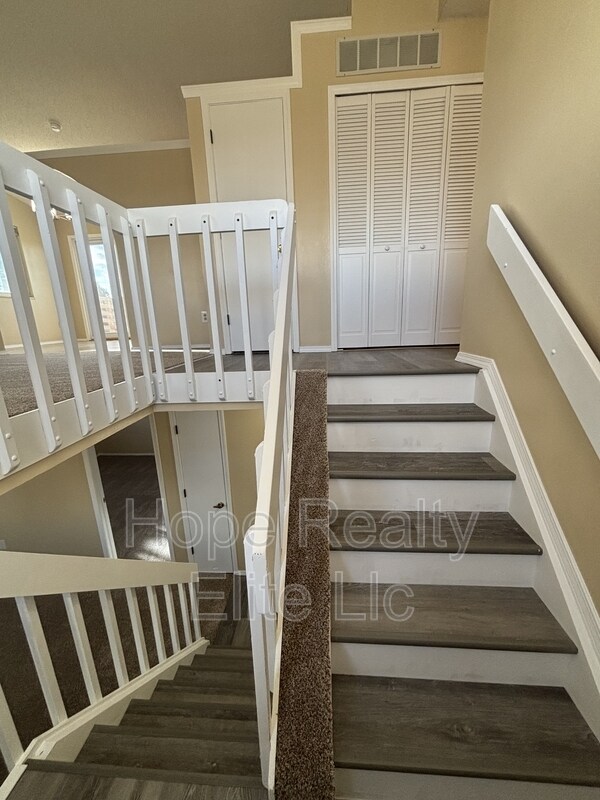 Building Photo - 902 Rancher Dr