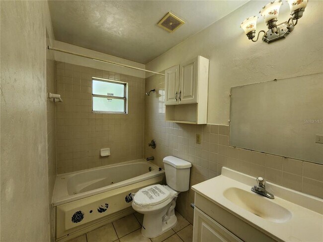 Building Photo - 2831 NE 17th Dr