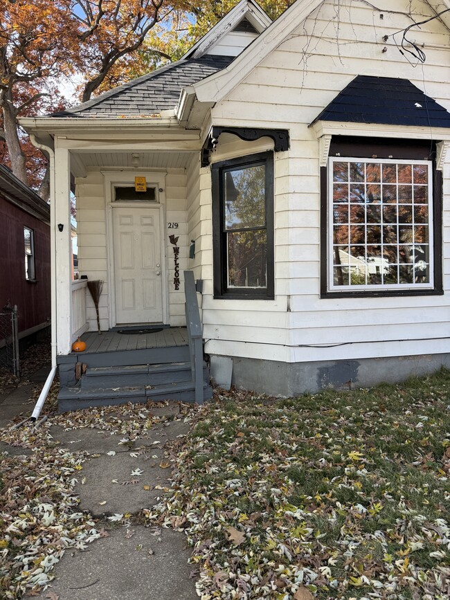 Building Photo - 219 Van Buren Street