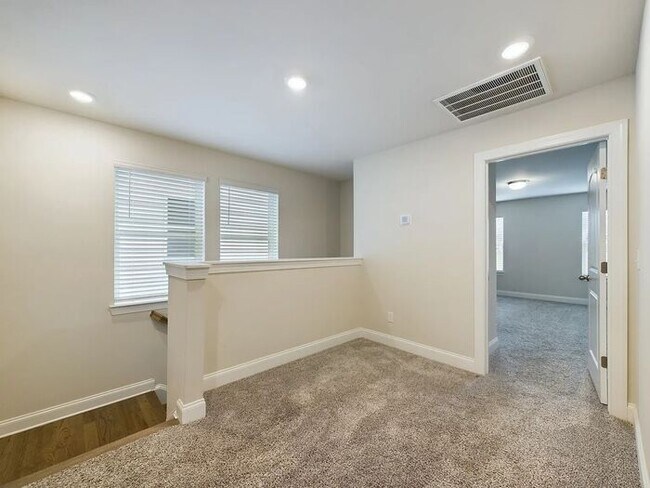 Building Photo - 3 Bed/2.5 Bath Beautiful Newer Constructio...