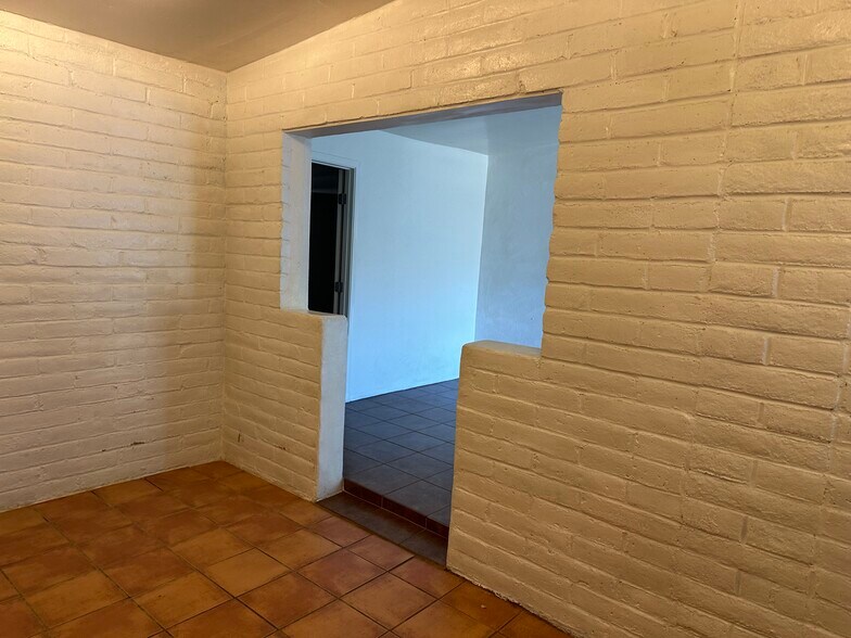 Building Photo - 651 N Goodman St