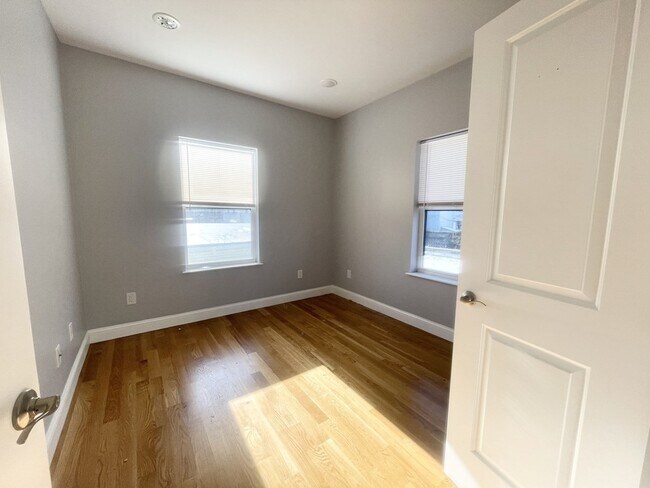 Building Photo - 65 Burrell St