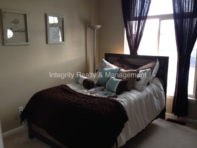 Building Photo - 305 Dunhill St