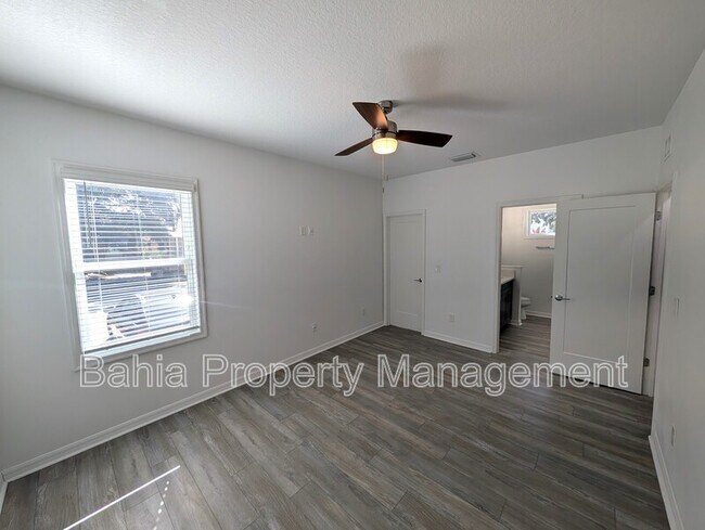 Building Photo - 1707 E Columbus Dr